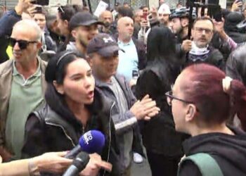 Përplasje në protestë/ Të rinjtë kërkojnë largimin e deputetëve të PD: Protesta është e popullit, jo e partive