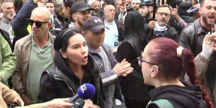 Përplasje në protestë/ Të rinjtë kërkojnë largimin e deputetëve të PD: Protesta është e popullit, jo e partive