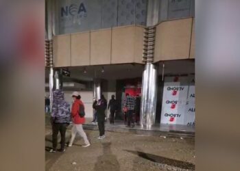 Protestuesit thyejnë pllakat metalike të bizneseve dhe hapin me forcë një bankë të nivelit të dytë në Bulevard