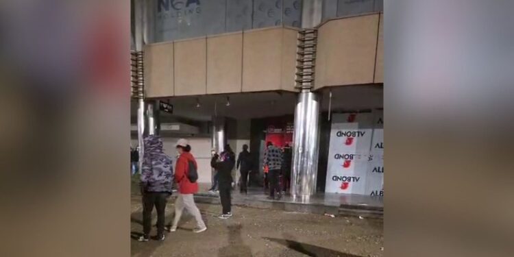 Protestuesit thyejnë pllakat metalike të bizneseve dhe hapin me forcë një bankë të nivelit të dytë në Bulevard