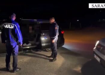 Të riut në Sarandë i gjenden 21 emigrantë në furgon, arrestohet nga policia. Merrte 2800 euro për person për të shkuar në Itali