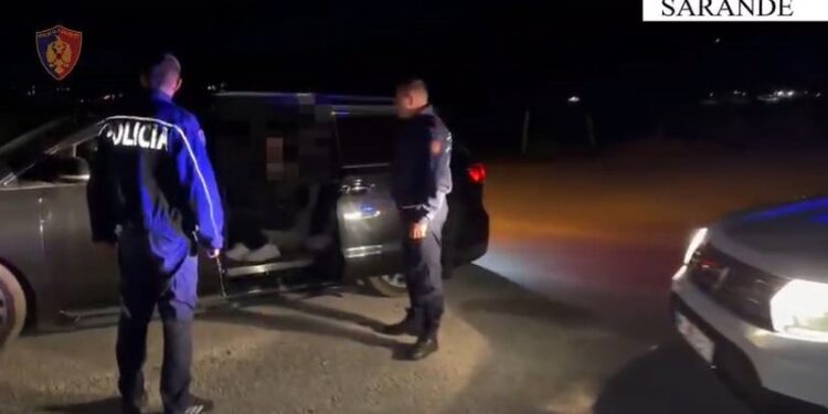 Të riut në Sarandë i gjenden 21 emigrantë në furgon, arrestohet nga policia. Merrte 2800 euro për person për të shkuar në Itali