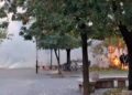 Pamje të rënda/ Momenti kur merr flakë polici para selisë së PS-së (VIDEO)