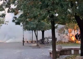 Pamje të rënda/ Momenti kur merr flakë polici para selisë së PS-së (VIDEO)