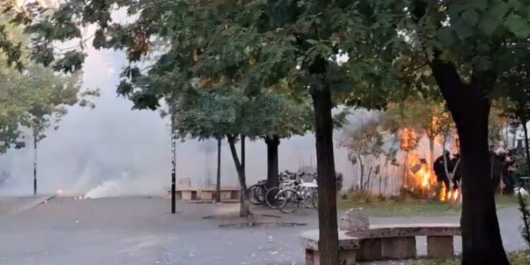 Pamje të rënda/ Momenti kur merr flakë polici para selisë së PS-së (VIDEO)