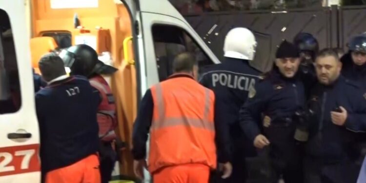 Protestuesit i vënë zjarrin Komisariatit nr. 3, lëndohen tre efektivë policie