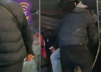 Protestuesit e dhunshëm thyejnë dyqanin e “One”, grabisin celularë dhe pajisje