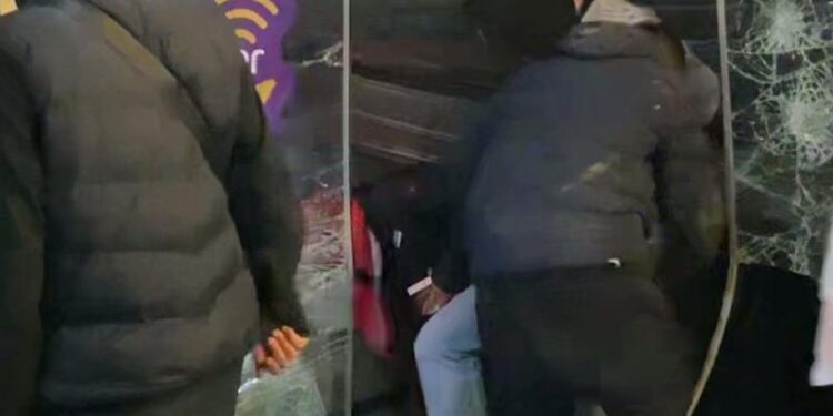 Protestuesit e dhunshëm thyejnë dyqanin e “One”, grabisin celularë dhe pajisje