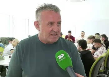 “Portokalli” u tall me protestuesit, reagon Agron Llakaj: Ndalni urrejtjen ndaj aktorëve!