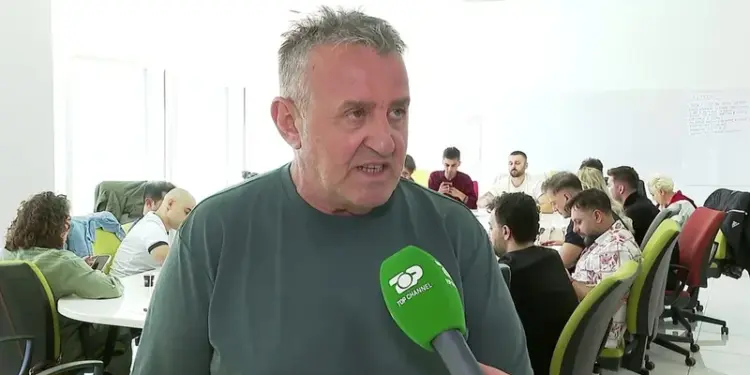 “Portokalli” u tall me protestuesit, reagon Agron Llakaj: Ndalni urrejtjen ndaj aktorëve!