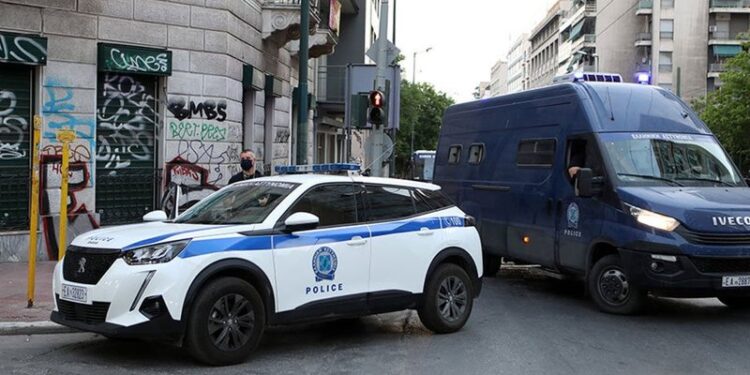 I kërkuar në Shqipëri për vrasje/ Kapet në Greqi 19-vjecari turk, edhe dy të tjerë në pranga
