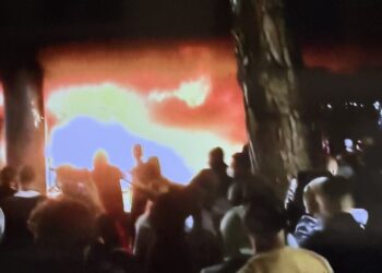 Protesta degjeneron në vandalizëm, u vihet flaka edhe bankave