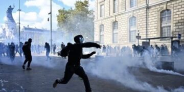 Dhuna si axhendë autoritare në Europë, analiza e “The Guardian”: Po e shfrytëzojnë ekstremistët kundër emigracionit