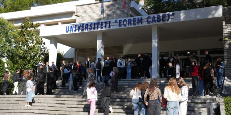 Viti i ri akademik në Gjirokastër, më shumë studentë në Universitetin “Eqrem Çabej”