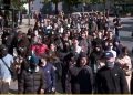 “Çohuni nga kafja, bashkohuni me ne”/ Studentët e Mjekësisë marshojnë në Rrugën e Durrësit, gjesti i disa vajzave ngroh zemrat e protestuesve