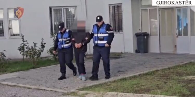 I dënuar për vrasje, arrestohet 44-vjeçari në Gjirokastër, policia i gjen armë dhe drogë te shtëpia në Tepelenë
