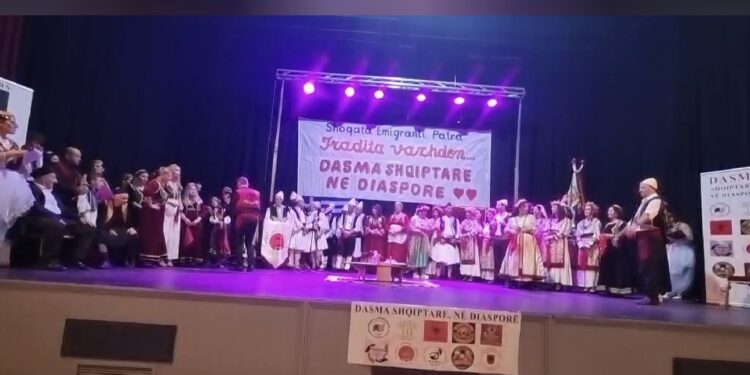 “Dasma shqiptare në diasporë”, festa që bashkoi shqiptarët në Patra. Historia e Kristiana Veliut, 20 vite në shërbim të gjuhës shqipe në Greqi