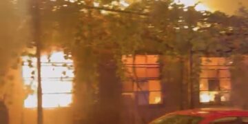 Gjirokastër/ Zjarri në magazinën e bojrave rrezikoi dy pallate, ndërhyrja e zjarrfikësve shmang përhapjen e flakëve