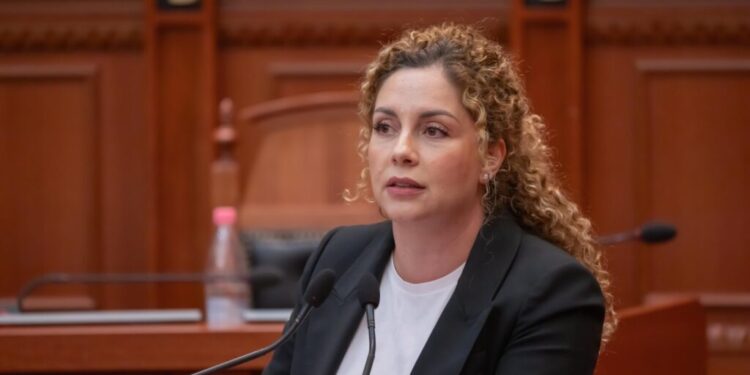 Dy akuza, SPAK merr zyrtarisht nën hetim ish-ministren e Mbrojtjes Olta Xhaçka