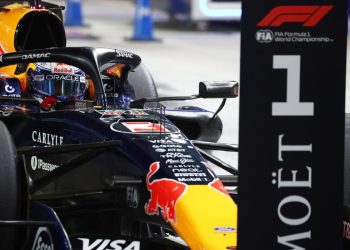 Formula 1/ Verstappen fluturon në Singapor, Antonelli pranë titullit historik