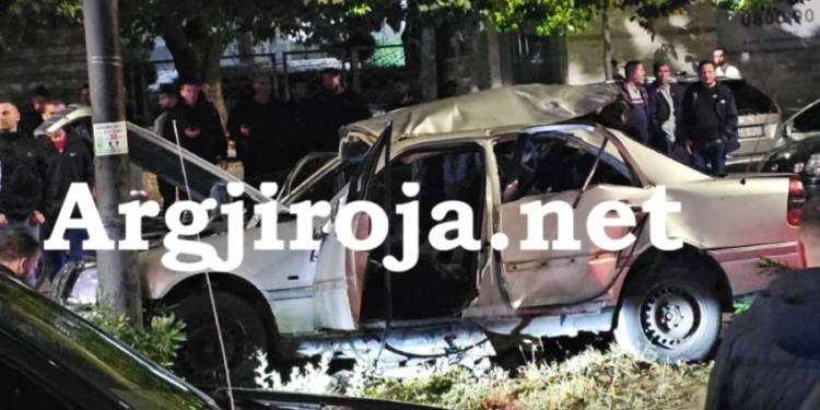 Tronditet Gjirokastra, shpërthen një makinë para komisariatit, shoferi në gjendje të rëndë (FOTO)