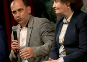 Kryebashkiaku i Libohovës del në mbështetje të protestës: Prindërit e studentëve të mos ndiejnë turp dhe faj. T’i japim fund heshtjes përballë zërit të qytetarëve