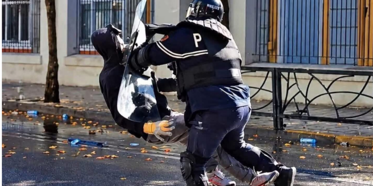 Fotoja që bëri xhiron e rrjetit, kush është Muhamet Skana, i riu që u përplas në asfalt nga policia