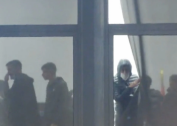 Protestuesit “strehohen” në selinë e PD-së, policia i pret jashtë dere/ Këlliçi: Policia na hodhi gaz, nuk provokuam
