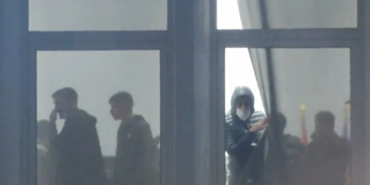 Protestuesit “strehohen” në selinë e PD-së, policia i pret jashtë dere/ Këlliçi: Policia na hodhi gaz, nuk provokuam