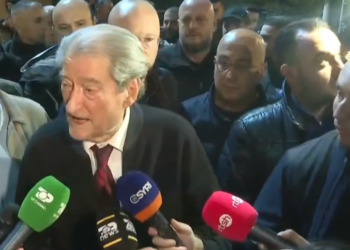 Protestues me maska në selinë blu, Berisha i merr në mbrojtje: PD strehë për çdo të mitur që përndiqet nga policia