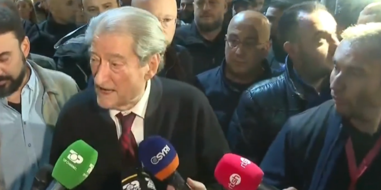 Protestues me maska në selinë blu, Berisha i merr në mbrojtje: PD strehë për çdo të mitur që përndiqet nga policia