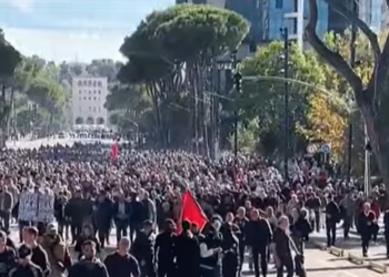 Protesta/ Mbështetësit e PD zhvendosen drejt Ministrisë së Arsimit