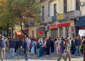 “Vetëm studentët, Rama n’burg Berisha burg”, protestuesit nuk i mirëpresin militantët e PD te ministria e Arsimit