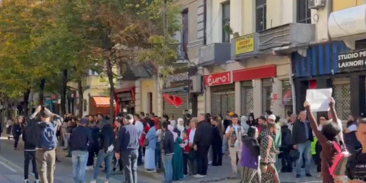 “Vetëm studentët, Rama n’burg Berisha burg”, protestuesit nuk i mirëpresin militantët e PD te ministria e Arsimit