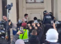 Tjetër protestë e dhunshme në Tiranë, policia shpërndan turmën me gaz lotsjellës