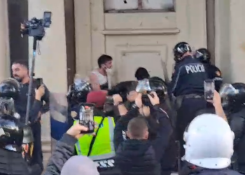 Tjetër protestë e dhunshme në Tiranë, policia shpërndan turmën me gaz lotsjellës