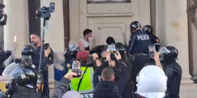 Tjetër protestë e dhunshme në Tiranë, policia shpërndan turmën me gaz lotsjellës
