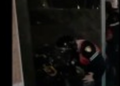 Pamje të rënda/ Polici rreh protestuesin e shtrirë në tokë (VIDEO)