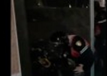 Pamje të rënda/ Polici rreh protestuesin e shtrirë në tokë (VIDEO)
