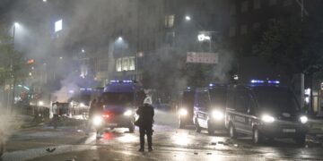 Pamje të rënda/ Policia i thyen këmbën të riut (VIDEO)