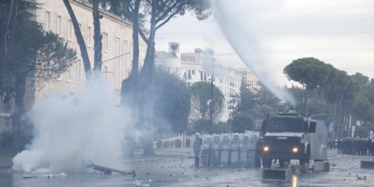 ‘Mercenarë serbë po arrestojnë protestuesit’, Policia e Shtetit përgënjeshtron pretendimet në rrjetet sociale: Synojnë të nxisin konflikt duke shfrytëzuar ndjenjat nacionaliste