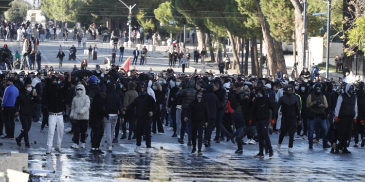 Ministri i Brendshëm: 156 të lënduar nga protestat në 4 ditë, mos lejoni fëmijët të përdoren në akte dhune