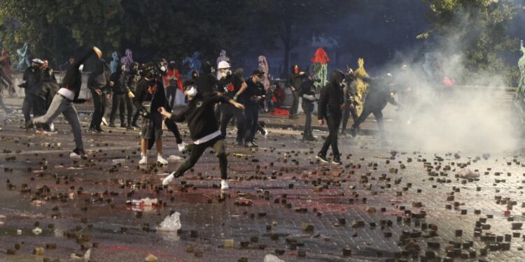 Në kërkim të një protestuesi të vdekur dhe një udhëheqësi të gjallë