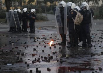 Protesta e dhunshme, 17 policë dhe 4 protestues të plagosur