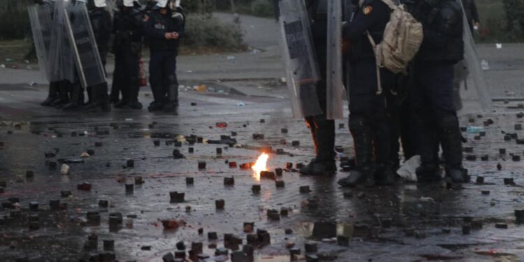 Protesta e dhunshme, 17 policë dhe 4 protestues të plagosur