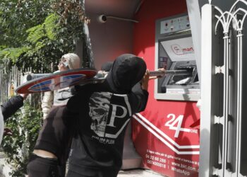 Kaos dhe dhunë në Tiranë, bankat mbyllin filialet