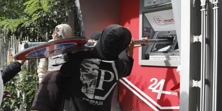 Kaos dhe dhunë në Tiranë, bankat mbyllin filialet