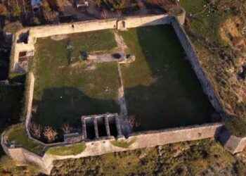 E pazakontë!/ Barkodi i Kalasë së Libohovës, në vend të historisë të çon në faqe filmash me pullë të kuqe