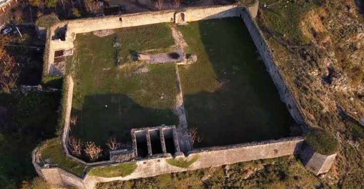 E pazakontë!/ Barkodi i Kalasë së Libohovës, në vend të historisë të çon në faqe filmash me pullë të kuqe