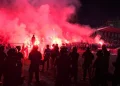 Tifo-grupi i madh shqiptar pezullon aktivitetin, mesazh i fortë kundër dhunës policore në protesta